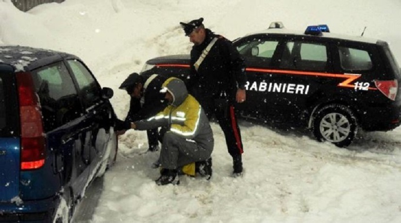I carabinieri soccorrono un automobilista in difficoltà