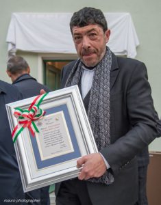 nicola-fiasconaro-con-la-targa-del-premio-la-castagna-doro-1005x1280