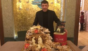 nicola-fiasconaro-con-il-super-panettone-realizzato-ad-hoc-per-una-mole-di-panettoni